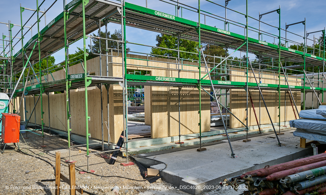 01.06.2023 - Neue Holzwände für das Haus für Kinder in Neuperlach in München